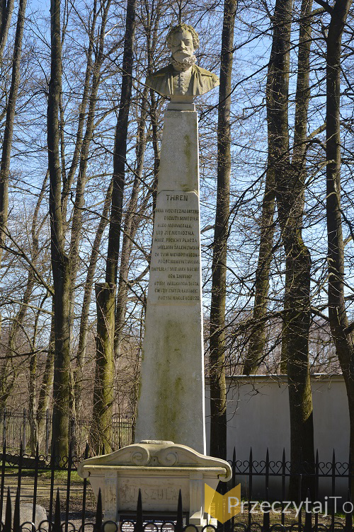 Pomnik upamiętniający słynną czarnoleską lipę
